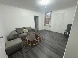 2 Bed Flat - Sleeps 3 - Parking - Wifi