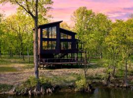 Living Waters Getaway on a River in Broken Bow, hotel a Eagletown