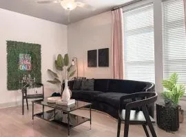 Spacious King 1 BDRM Central Magnolia Hospital District