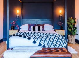 Exquisite 4 Bed Home in The Windsor Tapestries by Casa by Grace - Sleeps 7-9, Private Hot Tub Hire, Free Parking, Dog Friendly, Legoland, Windsor Castle, Hotel in Windsor