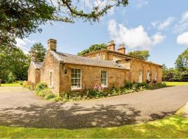 Unique Manor House PLUS Jacuzzi PLUS BBQ Cabin, hotel din Maybole