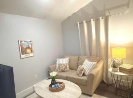 Cozy 2 BR apartment near Legacy Place and Train to Boston, hotel Dedhamben
