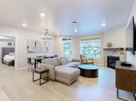 Modern resort condo with pool hot tub & shuttle service