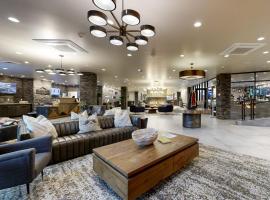 Modern resort condo with pool hot tub rolling foothill views & shuttle – hotel w mieście Heber City