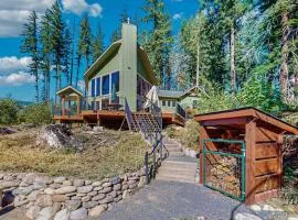 Unique riverfront home & cabin with amazing views deck & W&D - dog-friendly