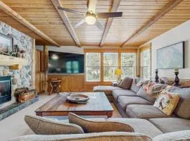 Lodge-style luxury in Sunriver - hot tub fireplace gas grill games