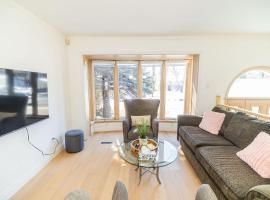 Sunny Entire House 15 mins to DT, Sauna ,Parking, hotel u gradu Brosar