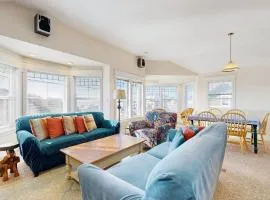 Side-by-side ocean view homes with enclosed yard & hot tubs - 1 block to beach