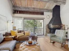 Elegant Condo with a Great Kitchen Fireplace Decks Near Lake and Skiing