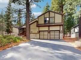 Magical mountain home with movie theater 9-person hot tub & full kitchen, Hotel in Truckee
