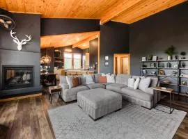 The Modern Moose Lodge - House in Truckee with a full kitchen and hot tub