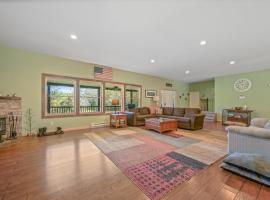 Spacious 9BR Catskills Retreat Views and Game Room, Hotel in Andes