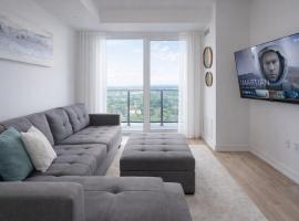 Highrise King Condo With Home Cinema - Pool,Gym,Bowling Alley,Hot Tub, Sauna,Lounge, hotel em Kitchener