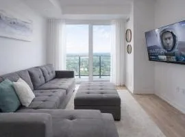 Highrise King Condo With Home Cinema - Pool,Gym,Bowling Alley,Hot Tub, Sauna,Lounge