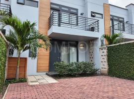 UNRIVALLED COMFORT- OYARIFA PARK Estate, hotel u gradu Teiman