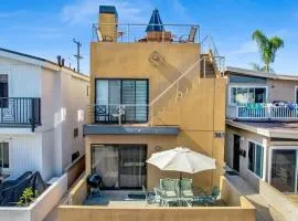 Contemporary Value Duplex with Rooftop Deck- 303 home