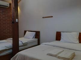 Joglo Lesung Herittage Cottage, hotel v mestu Pakem