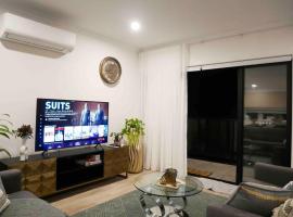 Modern Cozy Townhome with Balcony at Central Location, Hotel in Pakenham