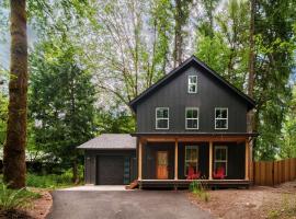 Upscale Home Deck, Hot Tub, Fire Pit & Fireplace – hotel w mieście Rhododendron