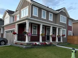 Bright Luxury Home with AC Garage and Backyard, hotell sihtkohas Calgary