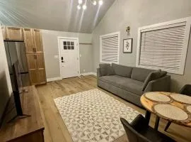 Comfortable Modern Suite, Hot Tub, Sleeps 4