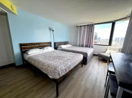 Paradise QueenSize Waikiki Seaside Monarch Hotel Studio Near Waikiki - Mountain and City View - Full Kitchen