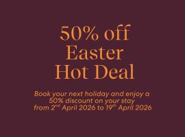 Cloud Nine, 18 Wynne Cres - heated pool, waterviews, beach, Hotel in Corlette