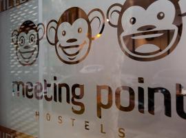 Meeting Point Hostels, отель в Барселоне, рядом находится Станция Барселона-Сантс