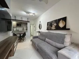 APARTAMENTO BERTIOGA CENTRO - TV, WIFI, Garagem localiza-se em Bertioga, a 10 minutos a pé de Praia da Enseada