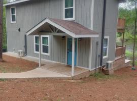 Big Bass Bungalow - Quitman Tx, hotel di Quitman