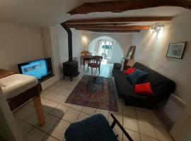 Maison de village Lac du Salagou、Salascのホテル
