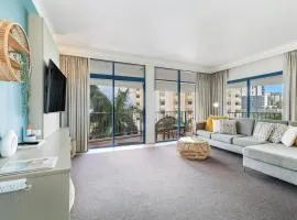 Spacious Darwin Esplanade Retreat with Pool & Spa