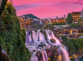12C River View Homestay Overlooks the Panoramic Light Show of Furong Town, готель у місті Wangcun