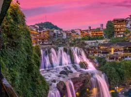 12C River View Homestay Overlooks the Panoramic Light Show of Furong Town