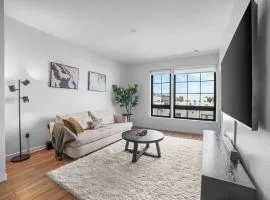 Modern Riverfront Loft Proximity to Downtown