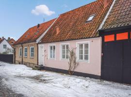 3 Bedroom Nice Home In Simrishamn，錫姆里斯港的飯店