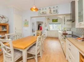Bright & spacious 4-bedroom bungalow with garden