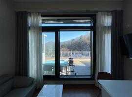 Over The Mountain: Gapyeong şehrinde bir otel