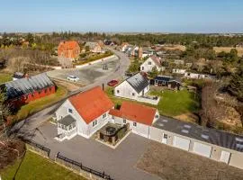 Cozy Holiday Home Near The Water With Space For 5 People