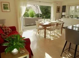 Spacious Home in the Cotswolds Parking & Garden