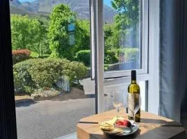 Apartment - Sleeps 3 - Westport Free Parking