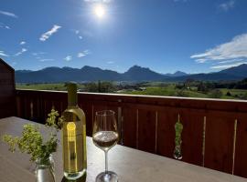 Biohof Stöger Adults Only Chalet mit Blick auf Schloss Neuschwanstein See und Alpen nur 2 Einheiten, Hotel in Rieden