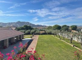 Spacious 5-bedroom farmhouse in Laveen with AC, отель в Финиксе