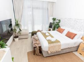 Luxurious Studio Hidden Condo In Dubai, hotel en Dubái