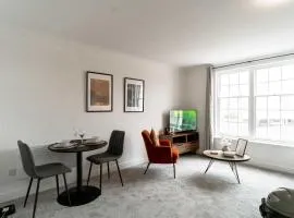 Bright 1 Bed Seaside Apartment - Harbour Views