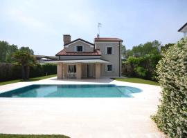 Albarella villa singola con piscina zona centrale, hotel u gradu Rozolina