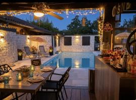 Holidayhomepoujol, hotel a Montfermier