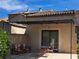 Studio cosy avec terrasse et magnifique vue sur le Luberon, hotell i Oppède