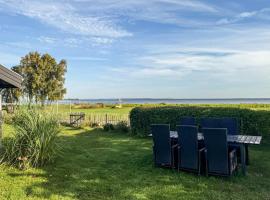 2 Bedroom Cozy Home In Askø, hotell i Askø