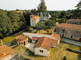 Cottage in charming village, with private pool, hotel Vouvant városában